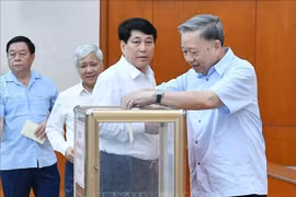El secretario general del Partido Comunista y presidente de Vietnam, To Lam, y otros funcionarios recaudan fondos para ayudar a las víctimas de la tormenta. (Foto: VNA)