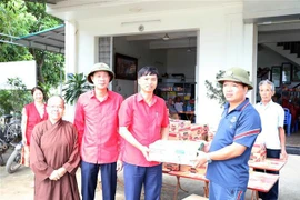 La filial de la Cruz Roja de Vietnam en la provincia de Ha Nam entrega donaciones para apoyar a las víctimas de las inundaciones derivadas del tifón. (Foto: VNA)