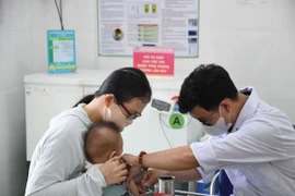 Un niño vacunado contra el sarampión (Foto: VNA)