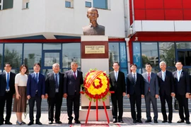 Los delegados colocan flores en el busto del Presidente Ho Chi Minh, en el campus de una escuela local que lleva su nombre. (Foto: sggp.org.vn)