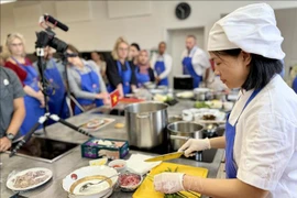 Un chef vietnamita muestra a los participantes cómo preparar el Pho. (Foto: VNA)