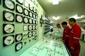 Expertos rusos y vietnamitas en la sala de control del barco petrolero Vietsovpetro - 01 (Foto: VNA)