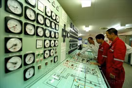 Expertos rusos y vietnamitas en la sala de control del barco petrolero Vietsovpetro - 01 (Foto: VNA)