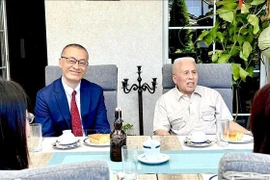 El embajador de Vietnam en Alemania, Vu Quang Minh (izquierda), y Le Duc Duong, quien se reunió dos veces con el Presidente Ho Chi Minh (Foto: VNA)