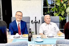 El embajador de Vietnam en Alemania, Vu Quang Minh (izquierda), y Le Duc Duong, quien se reunió dos veces con el Presidente Ho Chi Minh (Foto: VNA)