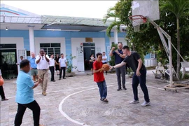 La delegación de veteranos estadounidenses participa en un intercambio deportivo con las víctimas del Agente Naranja (Foto: VNA)