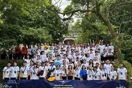 La delegación de jóvenes en la reliquia histórica del Templo Hung. (Foto: VNA)