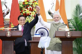 El primer ministro de Vietnam, Pham Minh Chinh (izquierda), y su homólogo de la India, Narendra Modi. (Foto: VNA)