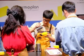 Un vietnamita participa en el concurso internacional de arte del latte. (Fuente: https://baoquocte.vn/)