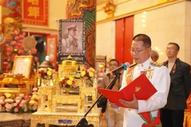 Theetat Phimpha, jefe del Departamento de Asuntos Religiosos, del Ministerio de Cultura de Tailandia, lee la decisión del rey tailandés. (Foto: VNA)