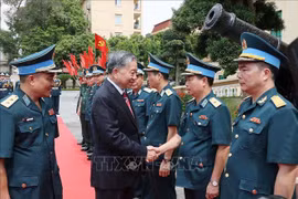 El presidente de Vietnam, To Lam, saluda a los oficiales de la Fuerza de Defensa Aérea-Antiaérea. (Foto: VNA)