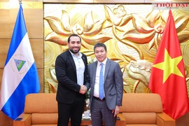 El presidente de la VUFO, Phan Anh Son (derecha), y el embajador de Nicaragua en Vietnam, Armengol Campos. (Foto: Nhan Dan)