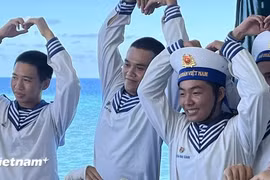 Belleza humilde de jóvenes soldados vietnamitas en el mar y las islas