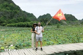 Vacacionistas extranjeros visitan la zona turística de la cueva Mua, en la provincia norteña de Ninh Binh. (Foto: VNA)