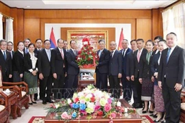 La delegación del Ministerio de Relaciones Exteriores de Laos felicita a la Embajada vietnamita. (Foto: VNA)