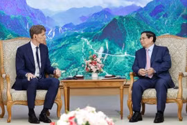 El primer ministro de Vietnam, Pham Minh Chinh (derecha), recibe a Robert Maersk Uggla, presidente de APM Holding. (Foto: VNA)