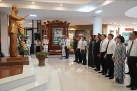 Las autoridades de la provincia de Thua Thien-Hue rinden tributo al Presidente Ho Chi Minh. (Foto: VNA)