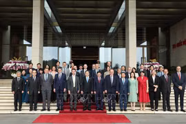 El presidente de la Asamblea Nacional de Vietnam, Tran Than Man, y los nuevos embajadores y encargados de negocios de la Unión Europea. (Foto: VNA)