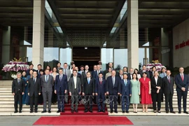 El presidente de la Asamblea Nacional de Vietnam, Tran Than Man, y los nuevos embajadores y encargados de negocios de la Unión Europea. (Foto: VNA)