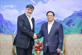 El primer ministro de Vietnam, Pham Minh Chinh (derecha), recibe al general de brigada Ahmad Reza Radan, jefe del Comando de Aplicación de la Ley de Irán. (Foto: VNA)