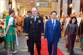 El viceprimer ministro Tran Hong Ha (derecha) y Gennady Stepanovich Bezdetko, embajador ruso en Vietnam. (Foto: VNA)