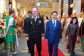 El viceprimer ministro Tran Hong Ha (derecha) y Gennady Stepanovich Bezdetko, embajador ruso en Vietnam. (Foto: VNA)