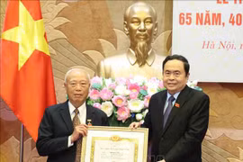 El presidente de la AN, Tran Thanh Man (derecha), otorga la insignia por 65 años de membresía del PCV a Nguyen Van An, exmiembro del Buró Político del Comité Central de la organización política y extitular de la AN. (Foto: VNA)