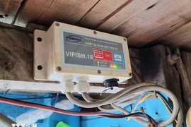 Dispositivo de monitoreo de navegación instalado en el barco de un pescador. (Foto: VNA)