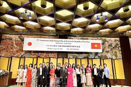 El personal del Consulado General de Vietnam en Osaka posa para una foto de recuerdo. (Foto: VNA)