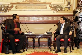 Duong Ngoc Hai, vicepresidente del Comité Popular de Ciudad Ho Chi Minh (derecha), conversa con Waldis González Peinado, vicegobernador de la provincia de Santiago de Cuba. (Foto: VNA)