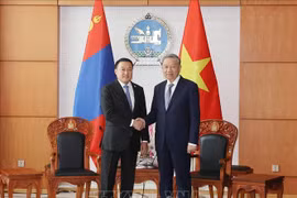 El secretario general del Partido Comunista y presidente de Vietnam, To Lam (derecha), se reúne con el presidente del Gran Jural del Estado (Parlamento) de Mongolia, Dashzegve Amarbayasgalan. (Foto: VNA)
