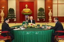 El secretario general del PCV, Nguyen Phu Trong, el presidente del Partido Popular de Camboya y el primer ministro, Hun Sen, y el secretario general del Partido Popular Revolucionario de Laos y presidente de ese país, Thongloun Sisoulith, en la Cumbre Vietnam – Camboya – Laos, el 26 de septiembre de 2021 en Hanoi. (Foto: VNA) 