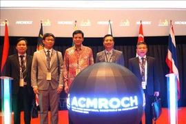 El embajador de Vietnam en Malasia, Dinh Ngoc Linh (segundo desde la derecha) y el viceministro de Construcción Bui Xuan Dung (centro), en el evento (Foto: VNA)