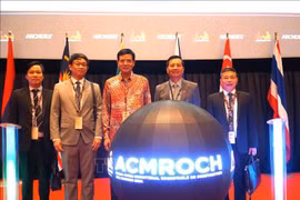 El embajador de Vietnam en Malasia, Dinh Ngoc Linh (segundo desde la derecha) y el viceministro de Construcción Bui Xuan Dung (centro), en el evento (Foto: VNA)