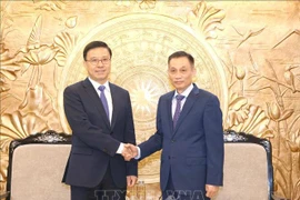 El secretario del Comité Central (CC) del Partido Comunista de Vietnam y jefe de su Comisión de Relaciones Exteriores, Le Hoai Trung (derecha), recibe a Zhao Shitong, ministro asistente del Departamento Internacional del CC del Partido Comunista de China. (Foto: VNA)