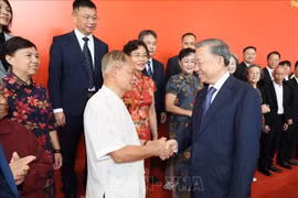 El secretario general del Partido Comunista y presidente de Vietnam, To Lam, saluda a los delegados. (Foto: VNA)