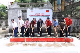 En la ceremonia de inauguración de hoy para la construcción de una nueva cocina semi-internada en la escuela primaria Kim Dong en la provincia de Lang Son. (Foto: VNA)