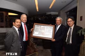 El ex director general de VNA, Tran Mai Huong (segundo, a la derecha), entrega un recuerdo al dirigente nacional del PT, Alberto Anaya Gutiérrez. (Foto: VNA)