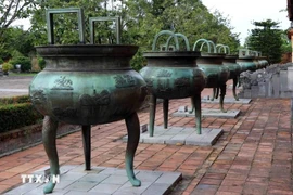 Las Nueve Urnas de la Dinastía Nguyen elaboradas durante dos años bajo el rey Minh Mang se encuentran frente al templo The To en la Ciudadela Imperial de Hue. (Foto: VNA) 