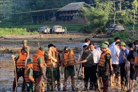 El primer ministro Pham Minh Chinh durante su inspección sobre el terreno de la operación de búsqueda y rescate en la aldea Lang Nu de la provincia de Lao Cai, que fue golpeada por un devastador deslizamiento de tierra que sepultó 37 viviendas y dejó 95 personas muertas o desaparecidas. (Foto: VNA)