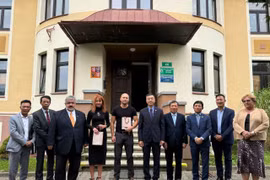Los miembros de la Embajada de Vietnam en la República Checa posan para una foto de grupo con los líderes de la ciudad de Chrastava y la Junta directiva de la institución donde vivieron y estudiaron los cadetes vietnamitas durante el período 1956-1960. (Foto: VNA)