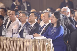 La vicepresidenta Vo Thi Anh Xuan (primera desde la derecha) asiste a la ceremonia de apertura del segundo Festival de Cine Asiático de Da Nang. (Foto: VNA)