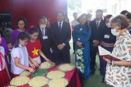 La princesa tailandesa Maha Chakri Sirindhorn y una delegación real tailandesa visitan la escuela primaria Nam Cuong en la provincia de Lao Cai, el 14 de agosto (Foto: VNA)