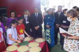 La princesa tailandesa Maha Chakri Sirindhorn y una delegación real tailandesa visitan la escuela primaria Nam Cuong en la provincia de Lao Cai, el 14 de agosto (Foto: VNA)