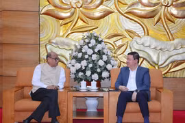 El vicepresidente de UOAV, Nguyen Ngoc Hung, recibe al presidente del Consejo Mundial de la Paz, Pallab Sengupta. (Foto: qdnd.vn)