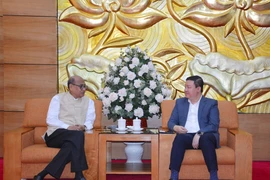 El vicepresidente de UOAV, Nguyen Ngoc Hung, recibe al presidente del Consejo Mundial de la Paz, Pallab Sengupta. (Foto: qdnd.vn)