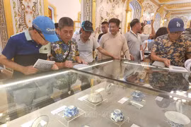 Exhiben casi 150 antigüedades reales en Hue