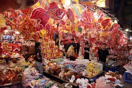 Calle de juguetes en Hanoi brilla en los días previos al Festival del Medio Otoño