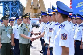 El general de división Liu Houjie (segundo desde la izquierda, primer plano), comisario político adjunto de la Guardia Costera de China, visita el barco 8004 del Escuadrón 11 del Comando de la Región 1 de la Guardia Costera de Vietnam. (Foto: VNA)