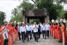 El presidente vietnamita To Lam visita la antigua aldea de Duong Lam. (Foto: VNA)